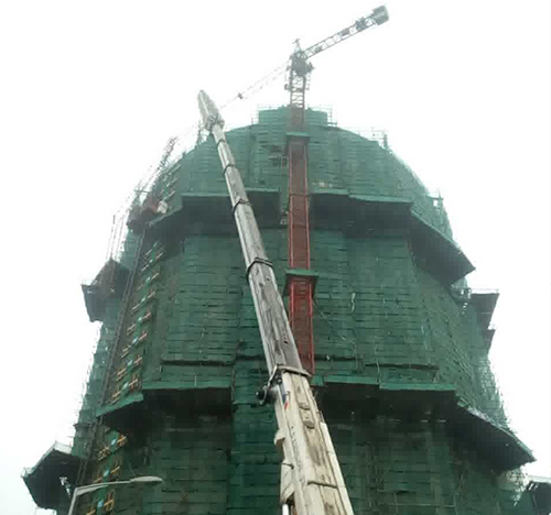 安乡吊车在工地上作业